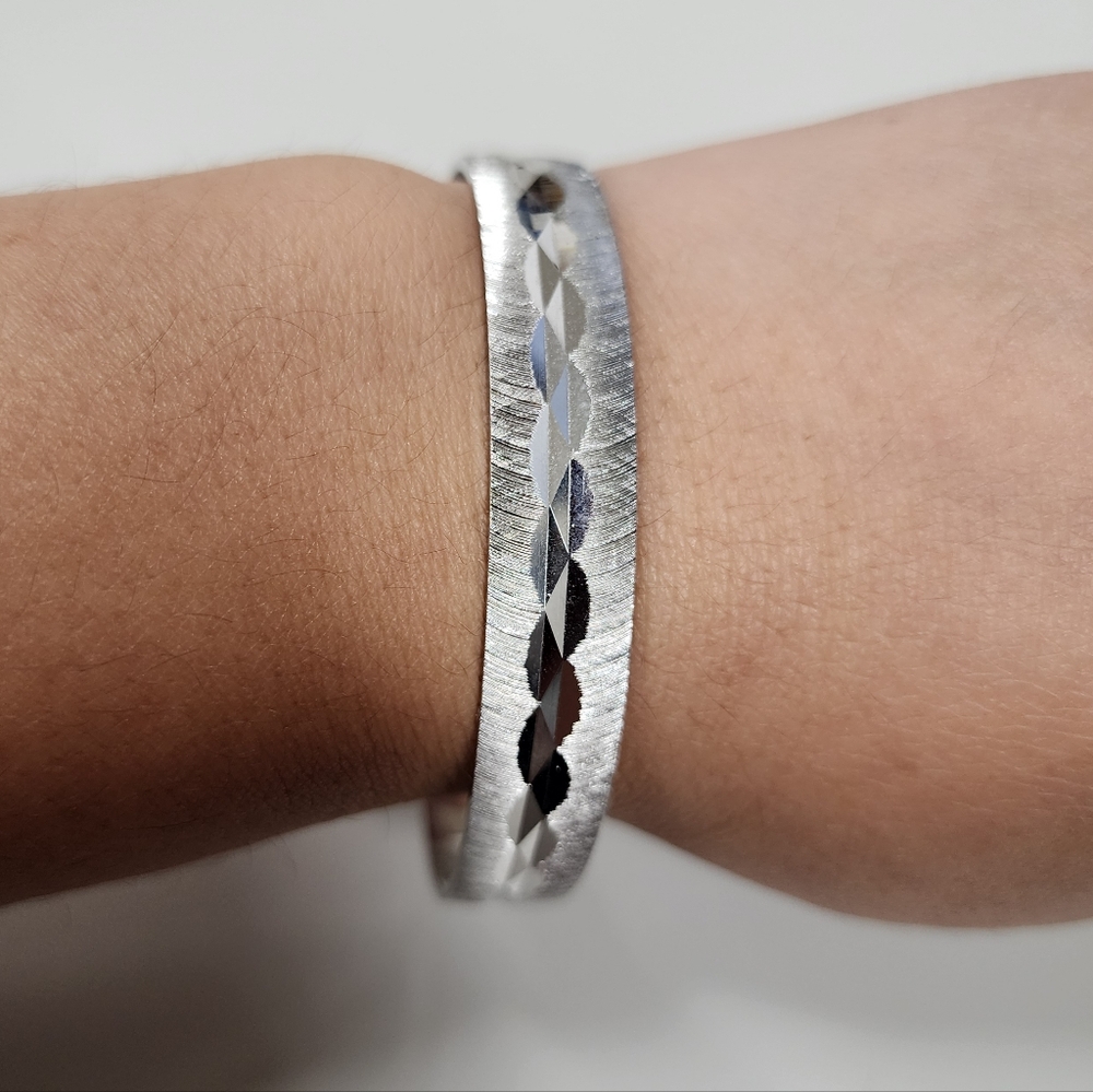 Vintage Crown Trifari Silver-Tone Bangle Bracelet Etched Diamond Faceted Sparkle